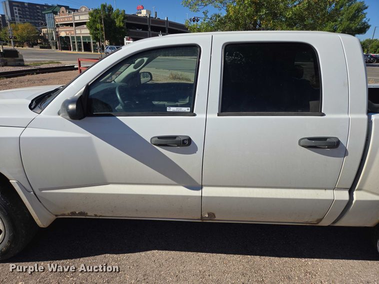 image for item DY1267 2008 Dodge Dakota Crew Cab pickup truck