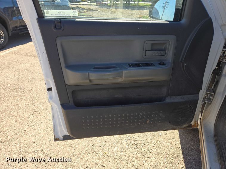 image for item DY1267 2008 Dodge Dakota Crew Cab pickup truck