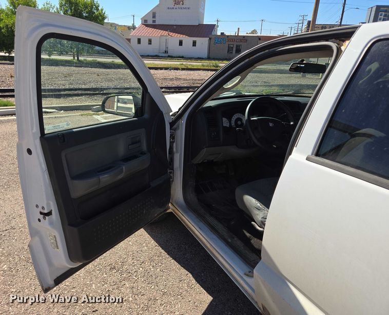 image for item DY1267 2008 Dodge Dakota Crew Cab pickup truck