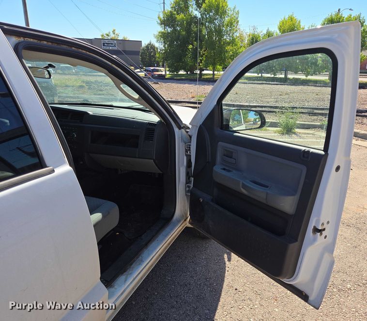 image for item DY1267 2008 Dodge Dakota Crew Cab pickup truck