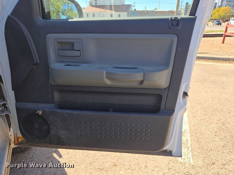 image for item DY1267 2008 Dodge Dakota Crew Cab pickup truck