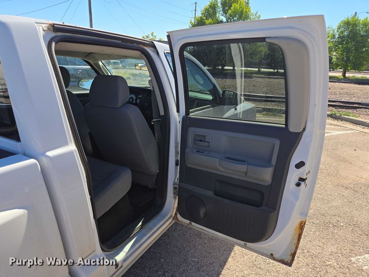 image for item DY1267 2008 Dodge Dakota Crew Cab pickup truck