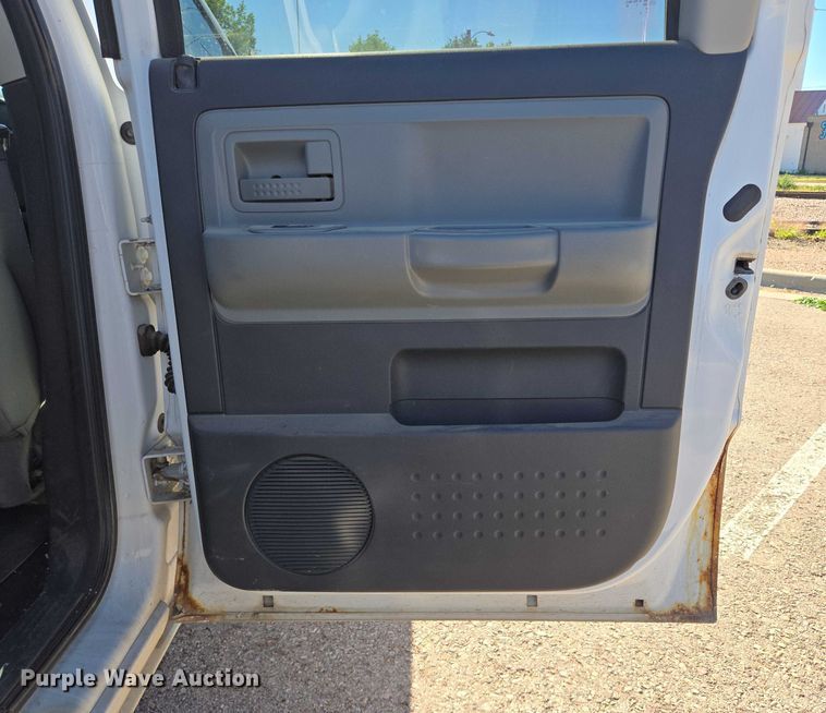 image for item DY1267 2008 Dodge Dakota Crew Cab pickup truck