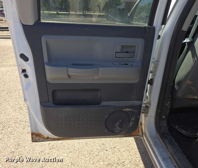 image for item DY1267 2008 Dodge Dakota Crew Cab pickup truck