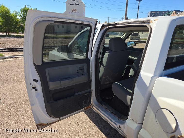 image for item DY1267 2008 Dodge Dakota Crew Cab pickup truck
