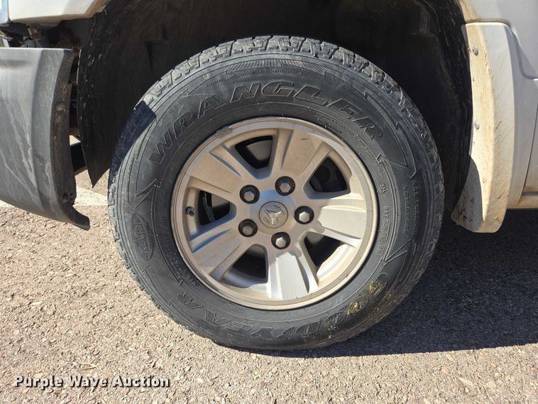 image for item DY1267 2008 Dodge Dakota Crew Cab pickup truck