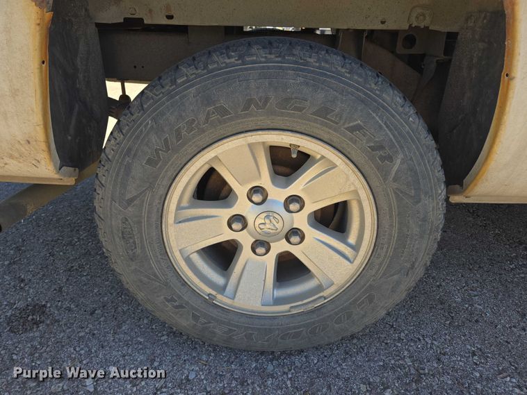 image for item DY1267 2008 Dodge Dakota Crew Cab pickup truck