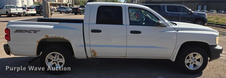 image for item DY1268 2008 Dodge Dakota Crew Cab pickup truck