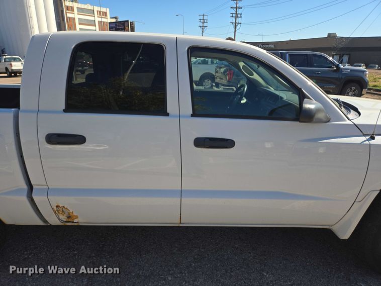 image for item DY1268 2008 Dodge Dakota Crew Cab pickup truck