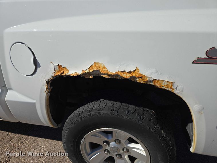 image for item DY1268 2008 Dodge Dakota Crew Cab pickup truck