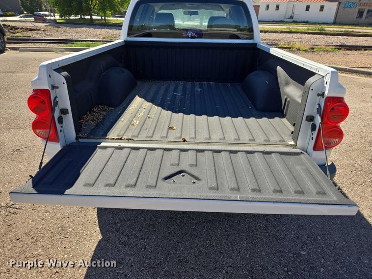 image for item DY1268 2008 Dodge Dakota Crew Cab pickup truck