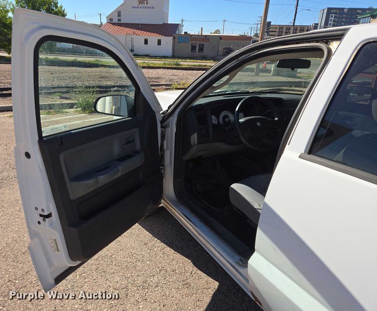 image for item DY1268 2008 Dodge Dakota Crew Cab pickup truck