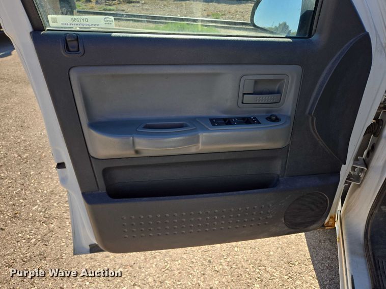 image for item DY1268 2008 Dodge Dakota Crew Cab pickup truck