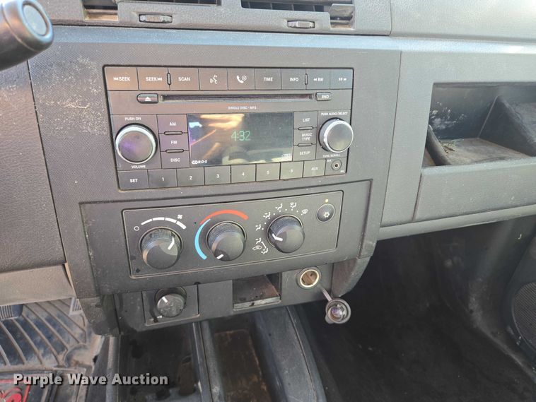 image for item DY1268 2008 Dodge Dakota Crew Cab pickup truck