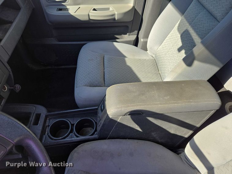 image for item DY1268 2008 Dodge Dakota Crew Cab pickup truck