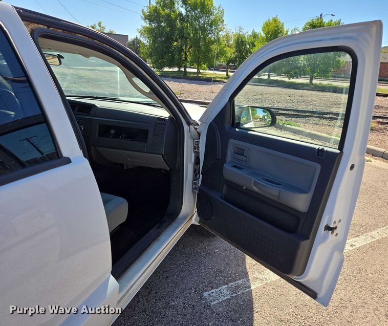 image for item DY1268 2008 Dodge Dakota Crew Cab pickup truck