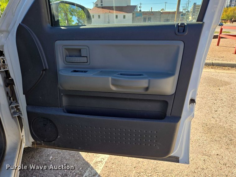 image for item DY1268 2008 Dodge Dakota Crew Cab pickup truck