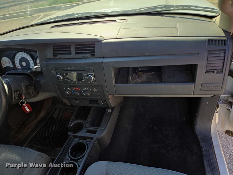 image for item DY1268 2008 Dodge Dakota Crew Cab pickup truck