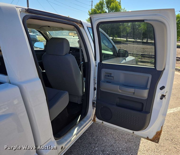 image for item DY1268 2008 Dodge Dakota Crew Cab pickup truck