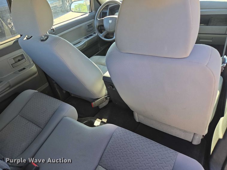 image for item DY1268 2008 Dodge Dakota Crew Cab pickup truck