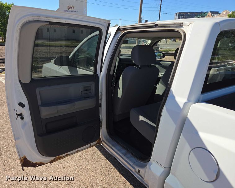 image for item DY1268 2008 Dodge Dakota Crew Cab pickup truck