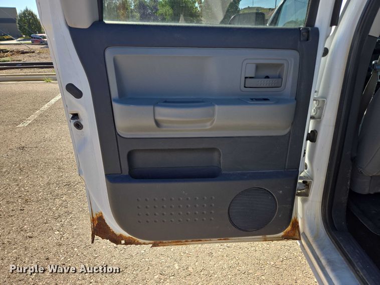 image for item DY1268 2008 Dodge Dakota Crew Cab pickup truck