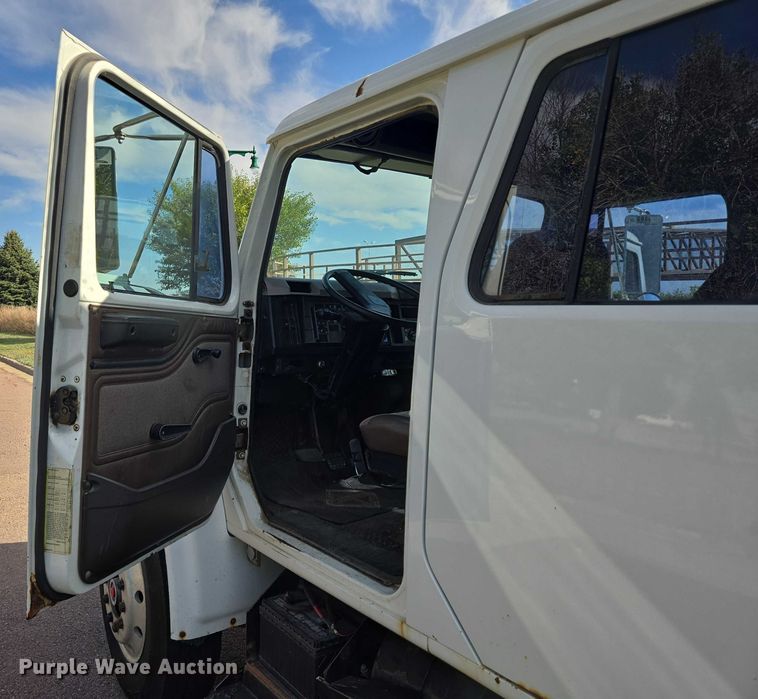 image for item DY1279 1997 International 4700 Crew Cab box truck