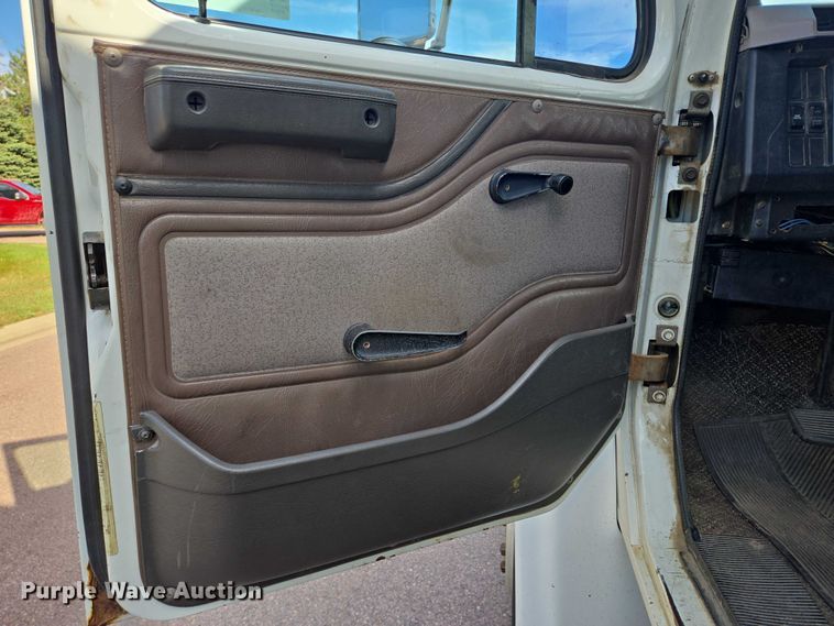 image for item DY1279 1997 International 4700 Crew Cab box truck