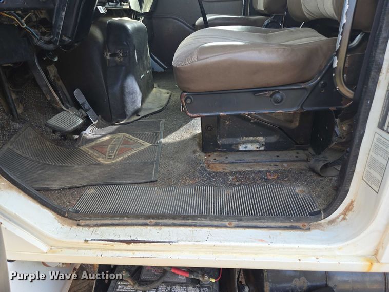 image for item DY1279 1997 International 4700 Crew Cab box truck