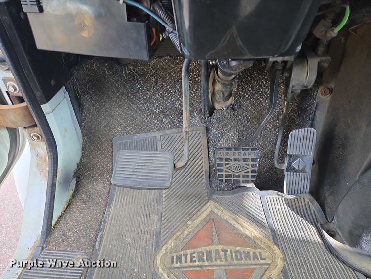 image for item DY1279 1997 International 4700 Crew Cab box truck