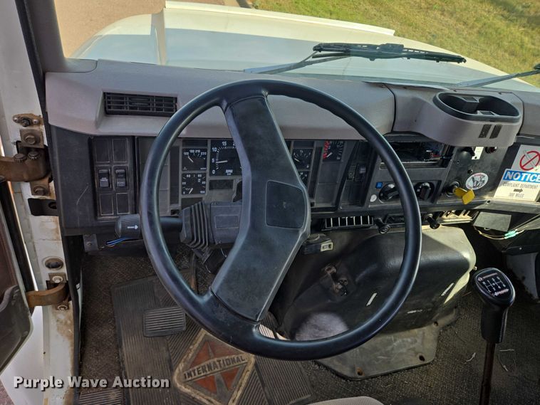 image for item DY1279 1997 International 4700 Crew Cab box truck