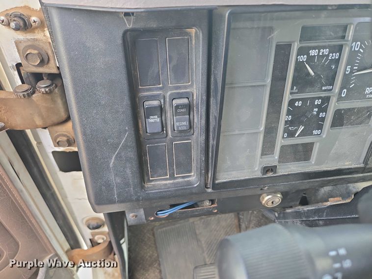 image for item DY1279 1997 International 4700 Crew Cab box truck