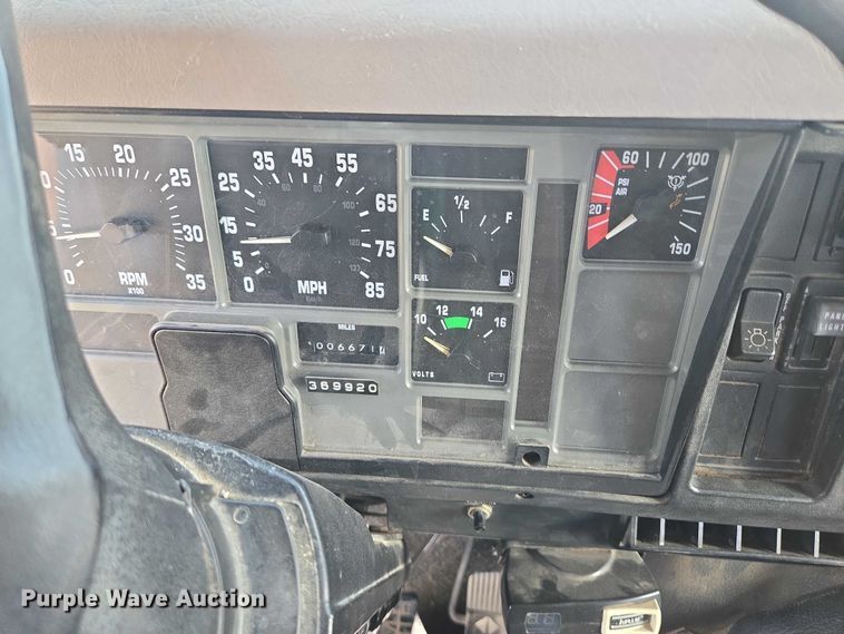 image for item DY1279 1997 International 4700 Crew Cab box truck