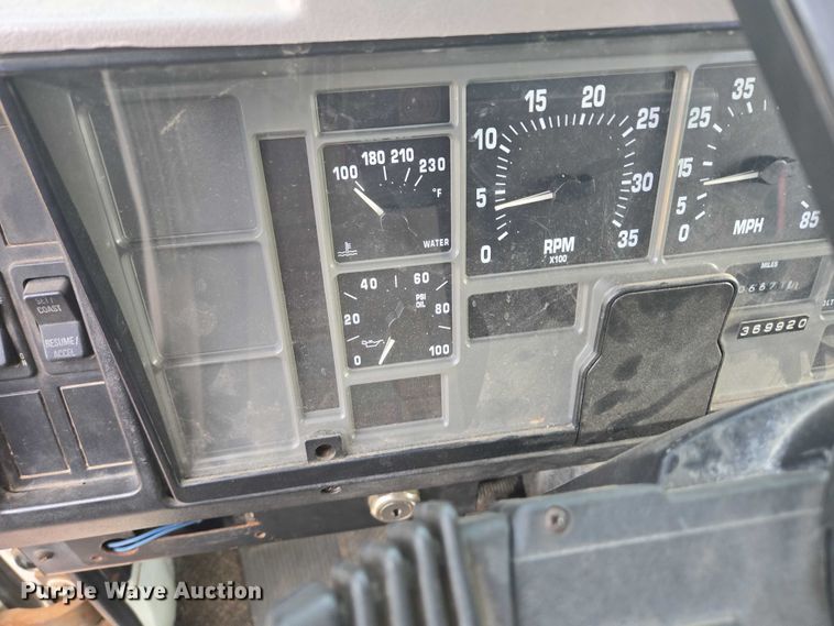 image for item DY1279 1997 International 4700 Crew Cab box truck