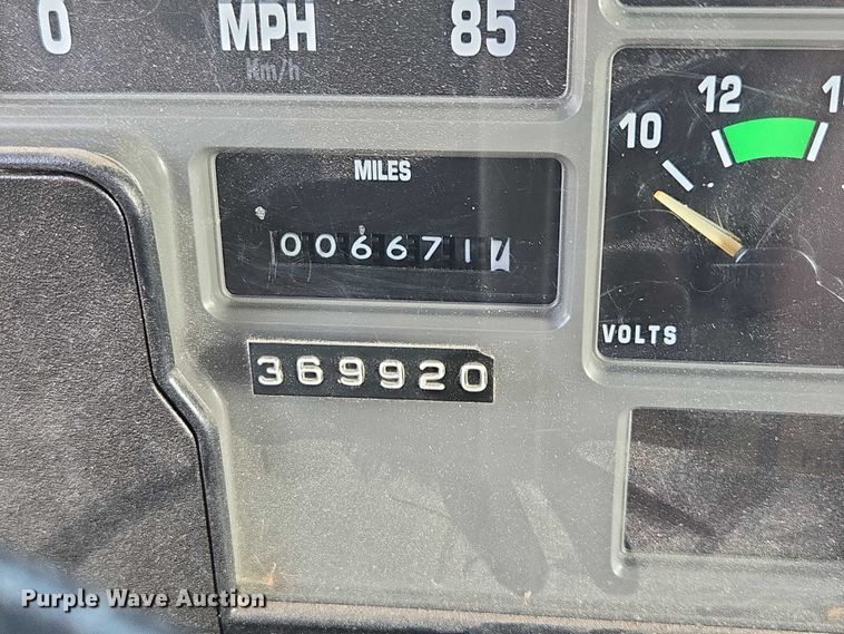 image for item DY1279 1997 International 4700 Crew Cab box truck