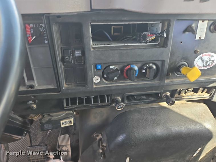 image for item DY1279 1997 International 4700 Crew Cab box truck