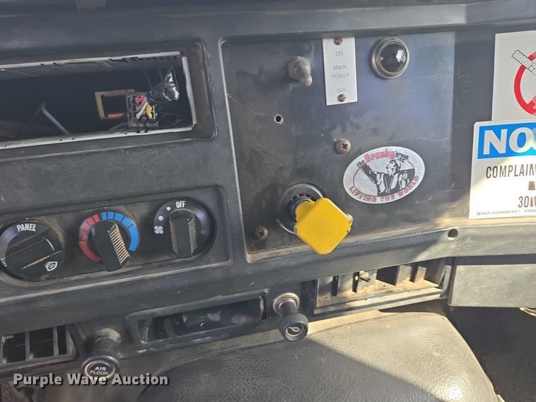 image for item DY1279 1997 International 4700 Crew Cab box truck