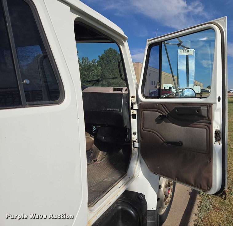 image for item DY1279 1997 International 4700 Crew Cab box truck