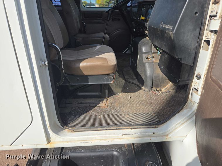 image for item DY1279 1997 International 4700 Crew Cab box truck