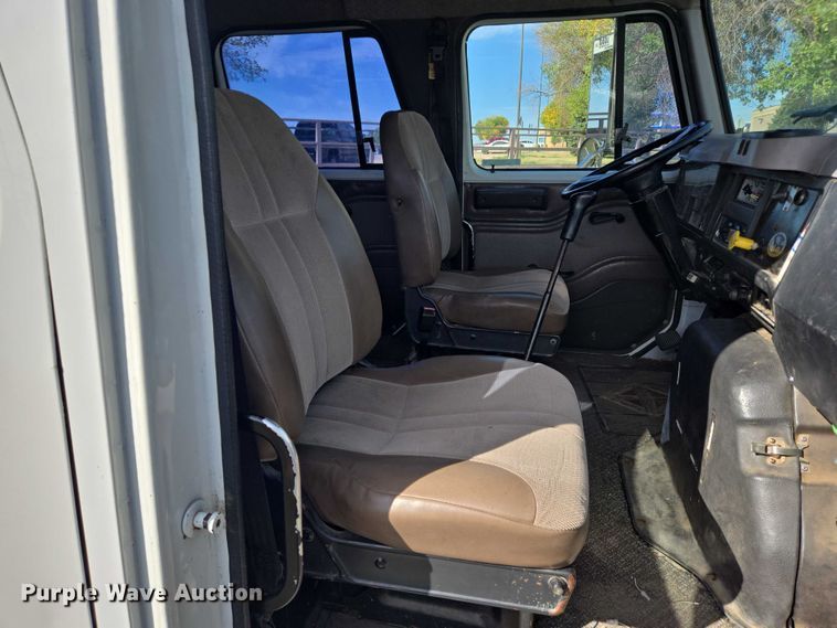 image for item DY1279 1997 International 4700 Crew Cab box truck