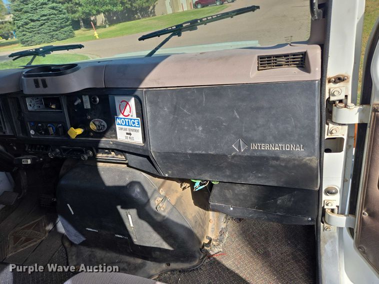 image for item DY1279 1997 International 4700 Crew Cab box truck