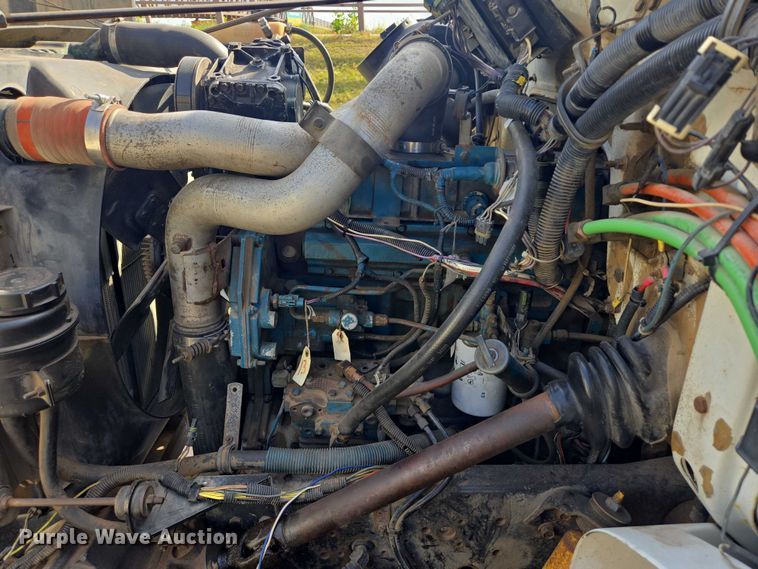 image for item DY1279 1997 International 4700 Crew Cab box truck