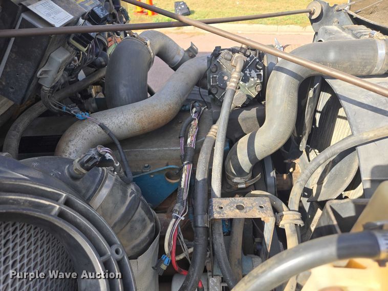 image for item DY1279 1997 International 4700 Crew Cab box truck