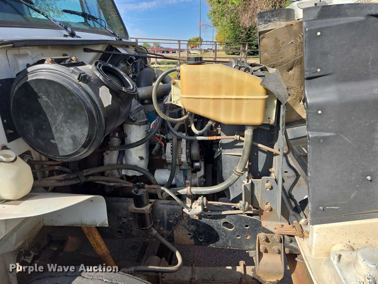 image for item DY1279 1997 International 4700 Crew Cab box truck