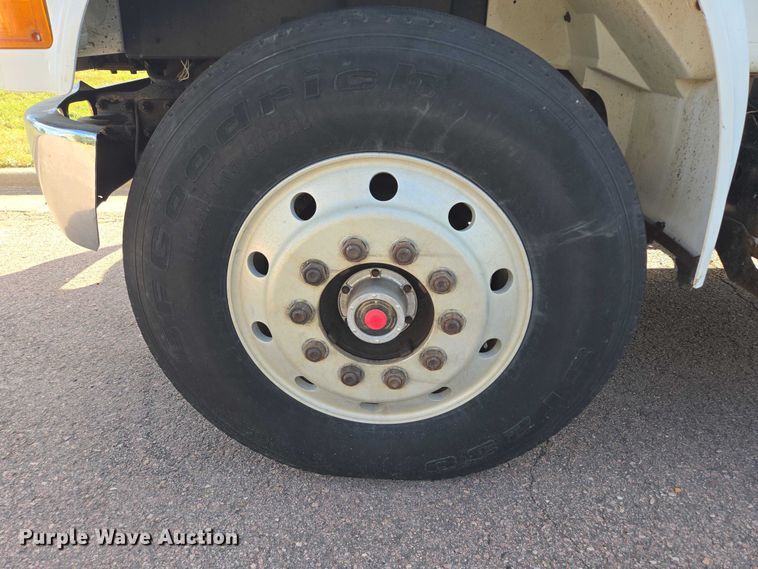 image for item DY1279 1997 International 4700 Crew Cab box truck