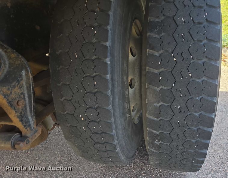 image for item DY1279 1997 International 4700 Crew Cab box truck