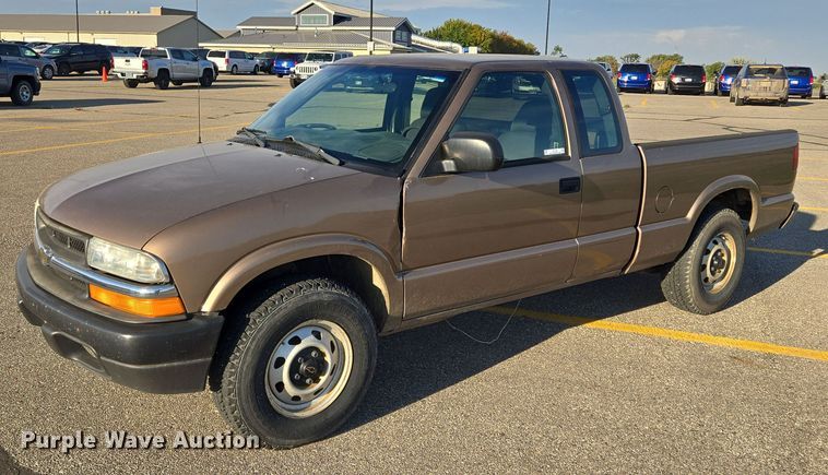 image for item DY1298 2003 Chevrolet S10 Ext. Cab pickup truck