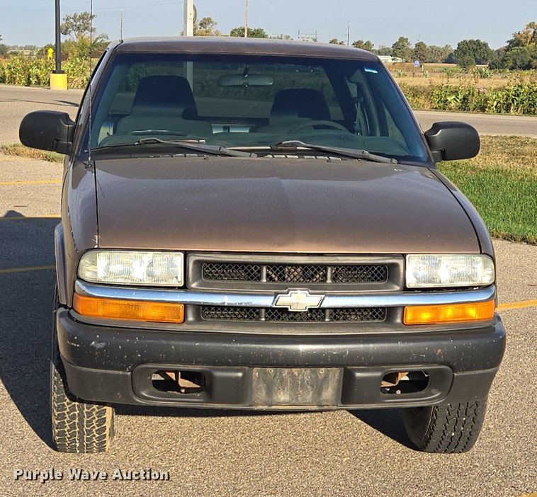 image for item DY1298 2003 Chevrolet S10 Ext. Cab pickup truck