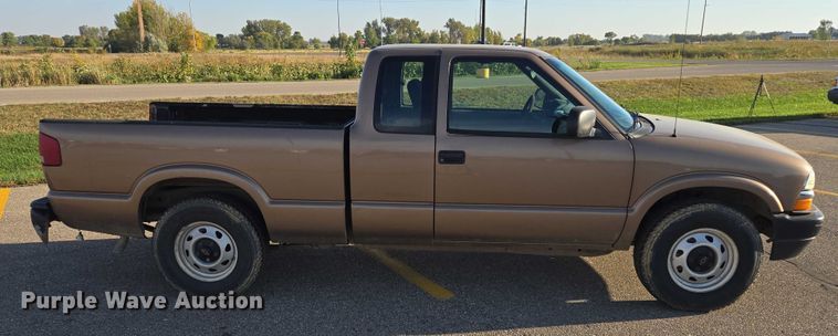 image for item DY1298 2003 Chevrolet S10 Ext. Cab pickup truck