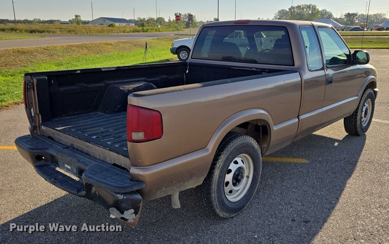 image for item DY1298 2003 Chevrolet S10 Ext. Cab pickup truck